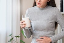 「牛乳よりヘルシー」は本当？ 人気の植物性ミルクに潜む“腸トラブル”の原因とは。安全な選び方も解説