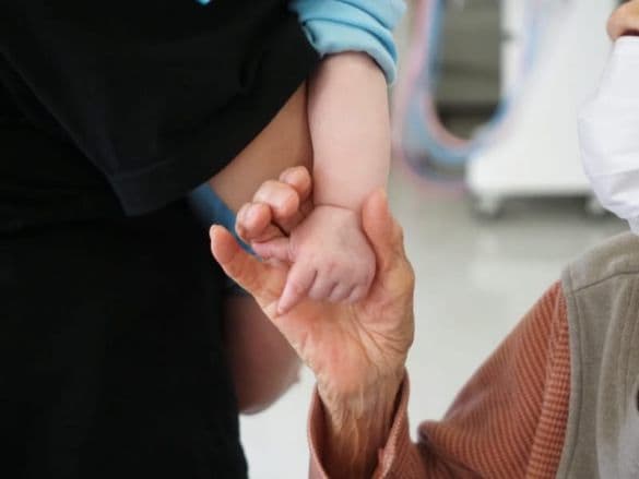  宮崎帰省時の100歳の祖母と息子（7か月）