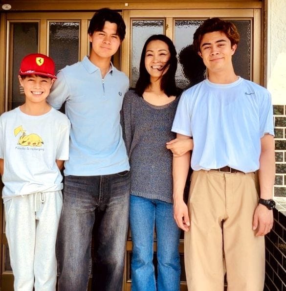 左から、三男のライアンくん、次男のコビくん、悠子さん、長男のカイくん