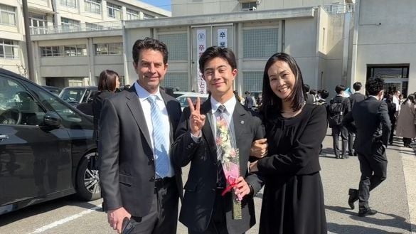  カイくん高校の卒業式にて。左から、ビルさん、カイくん、悠子さん