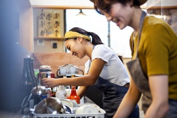 飲食店の店長が「無職の友人を助けたい」と雇った結果…店も財産も失ったワケ