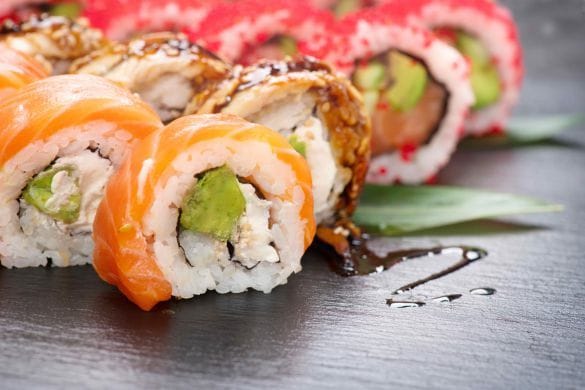  アメリカで人気のスシロールを見ると、海苔が内側に巻かれているケースが多い