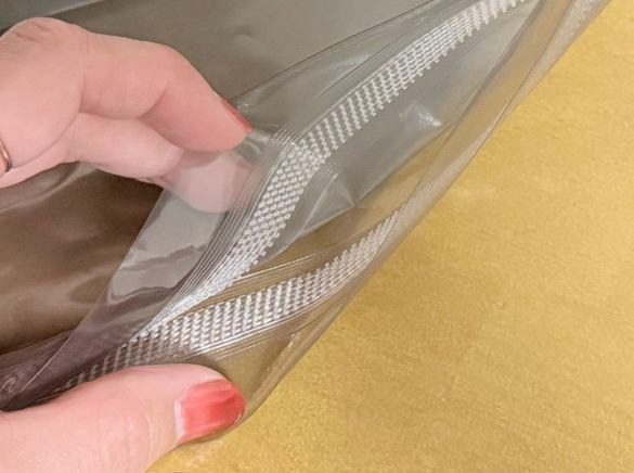 何度も開け閉めしたくなる！ ダイソーの“新感覚ジップバッグ”が想像以上。スーッと閉まる「快適すぎる使い心地」
