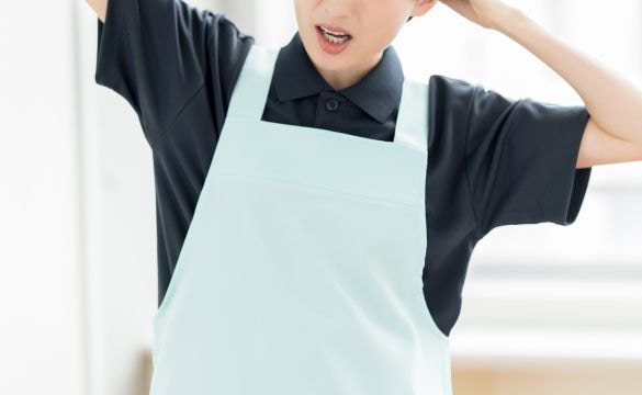 悩む介護職員