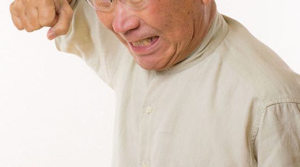 怒鳴る男性