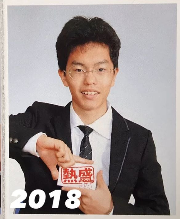  2018年→眼鏡を掛けて制服をきっちり着こなした素朴な風貌だった15歳時の岡本さん