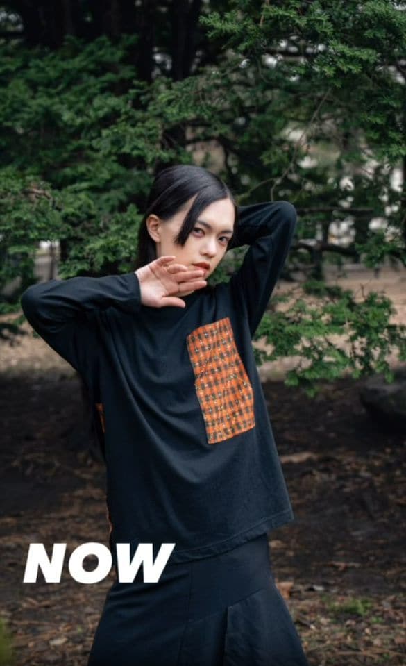  NOW年→肩まで髪を伸ばしてモードな服に身を包み、ハイヒールを履いて美しい立ち姿を披露するようになった現在の岡本さん