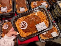 「デカすぎて二度見…」ロピアの“衝撃ボリューム”総菜4選。646円「MEGAパスタ」の満足度が凄かった
