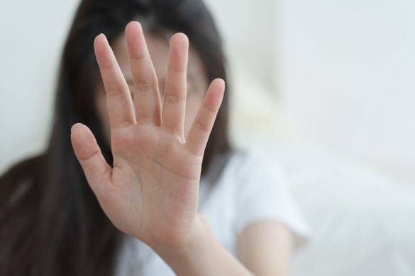 断る女性