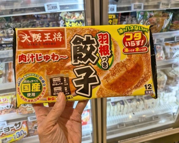  大坂王将「羽根つき餃子」は、12個入りが230円で購入できる