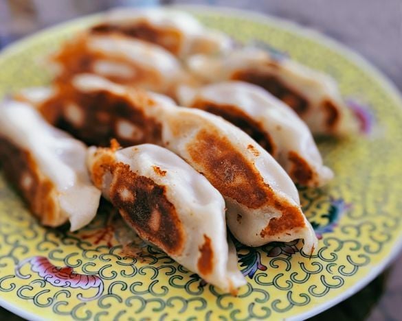 プレミアムな冷凍餃子の特徴は、大ぶりで皮はもっちり、タレ不要の濃厚味であること。もちろんこれらも失敗なく焼くことができます