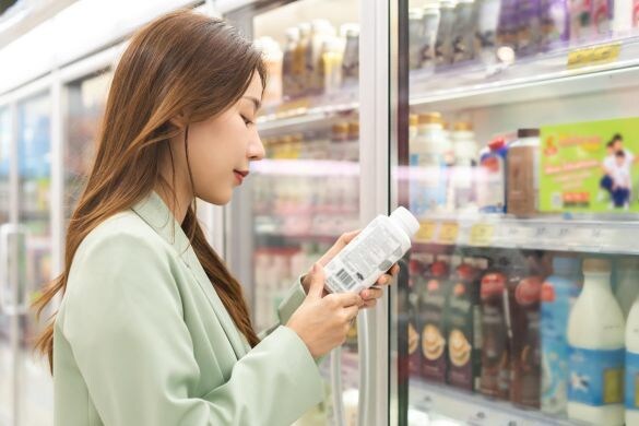 パッケージの裏面を見る女性