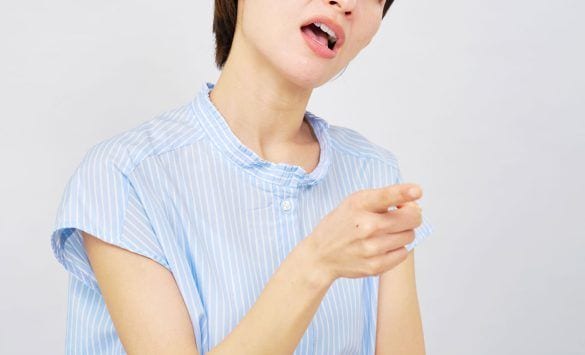 怒る女性