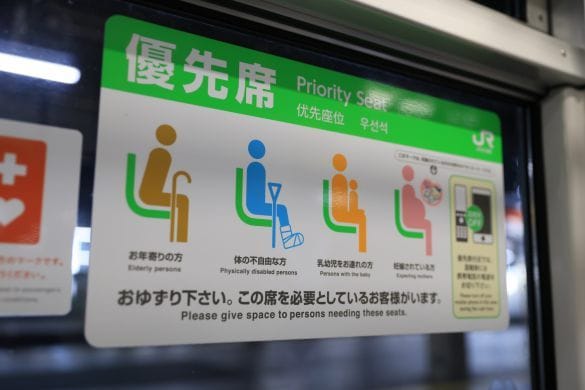 電車　優先席