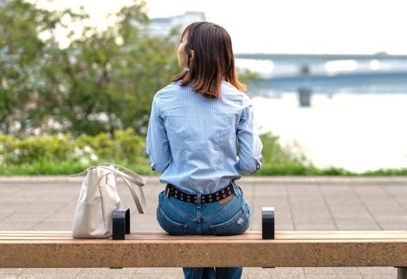 女性の後ろ姿