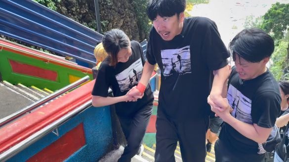  「やるぞ！」「のぼるぞ！」「できる！」と声を上げながら階段をのぼる