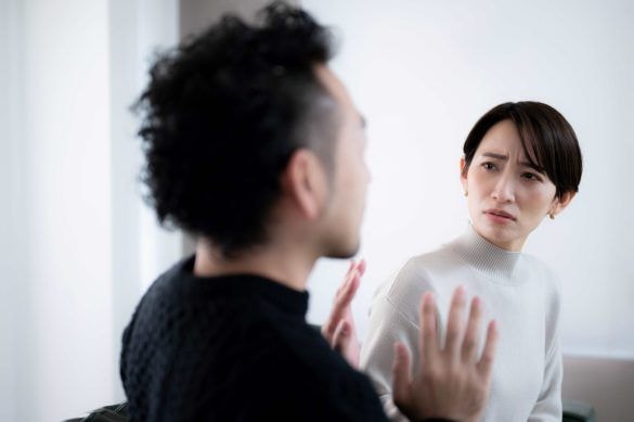 怪訝な顔をする妻