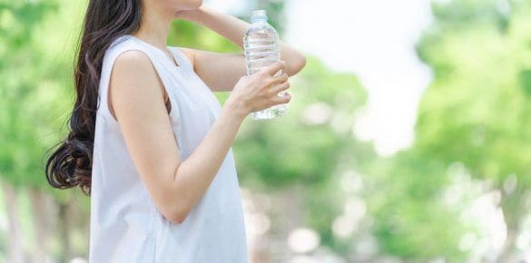 水分補給する女性