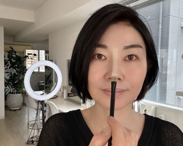  肌より明るいコンシーラーで鼻筋を作る。モデルは筆者（以下同）