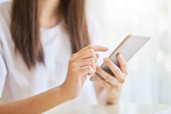 スマホを触る女性