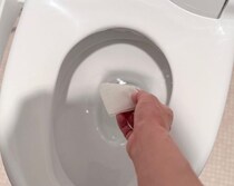 汗をふいたらトイレにポイッ！ ダイソーの“流せるボディシート”が想像以上に快適。この夏はもう手放せない
