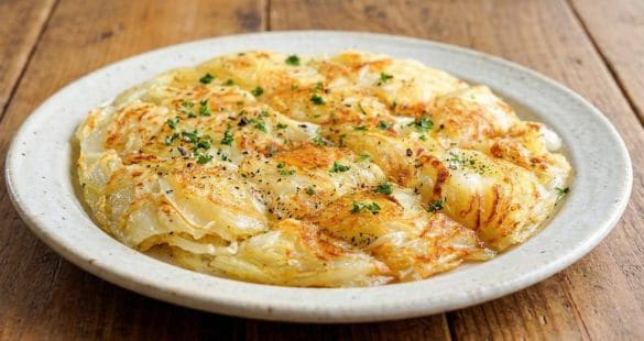 切って混ぜて焼くだけ! 玉ねぎとじゃがいもの「超簡単ハッシュドポテト」。美味しくて腸活にも◎