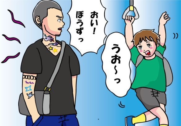 タトゥーのお兄さんが子どもを注意する