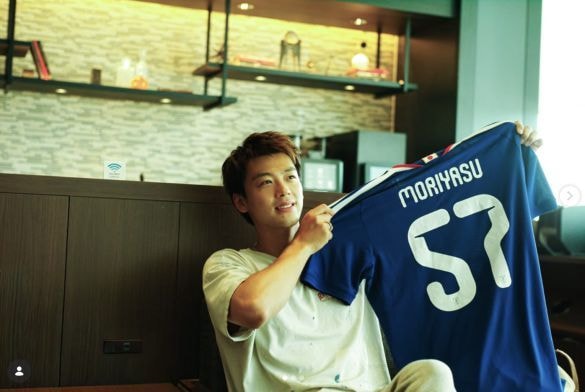 長友佑都も「ずっと関わって」と絶賛！33歳俳優のガチすぎるサッカー愛と、W杯で話題をさらった“アツすぎる観戦姿”