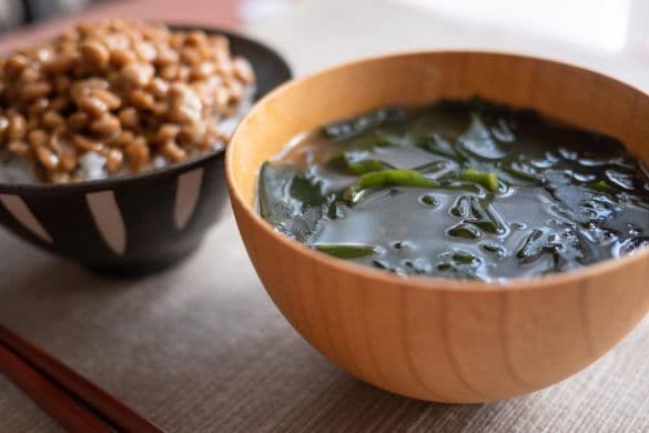 納豆とわかめの味噌汁
