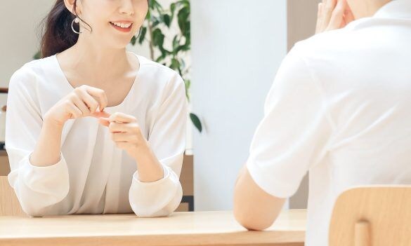 会話するカップル　男女