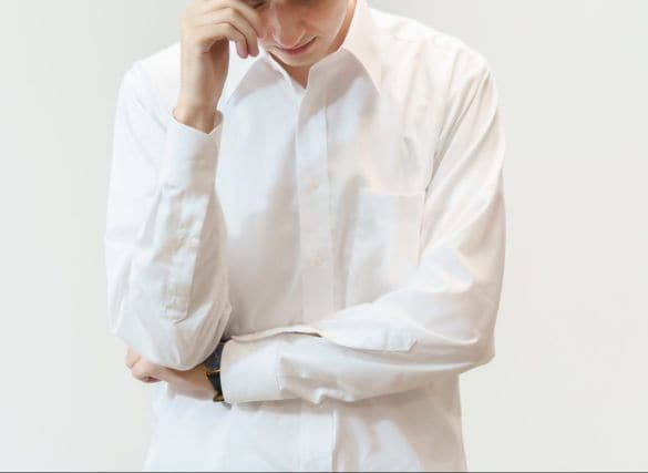 悩む男性