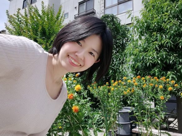  近影。山形旅行中、紅花の前で。小姑ではないです