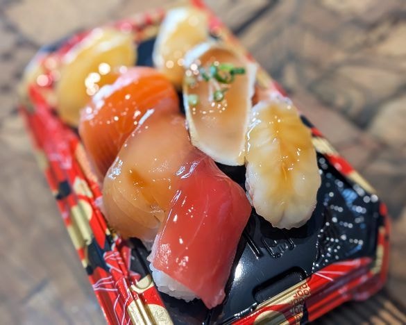  「昆布とカツオの旨味溢れる！漬け寿司」も536円。仕入れたての鮮魚で作られる寿司が500円台で食べられるのは前代未聞と言っても過言ではない