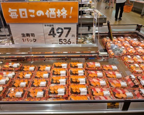  鮮魚チームが店内製造している生寿司はすべて536円。鮮度にこだわり、種類も豊富。売り場では飛ぶように売れています