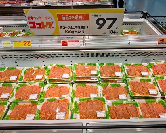  切り落としではなく、厚みのあるロース肉をこだわりの金山寺味噌と合わせた名物商品が、100g104円で毎日販売されています