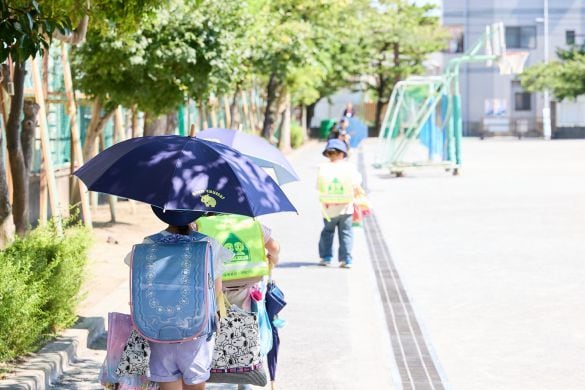 「日傘をさす小学生」が急増中?酷暑から我が子を守る新たな選択肢。教師や親のリアルな声は