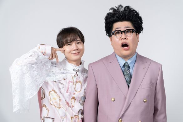  お笑いコンビ「デンコーセッカ」としても活動中。左は相方の生田いくさん