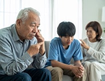 「お土産を買い忘れただけで…」中2の孫相手にネチネチ拗ねる義父に、母親がブチギレた結果