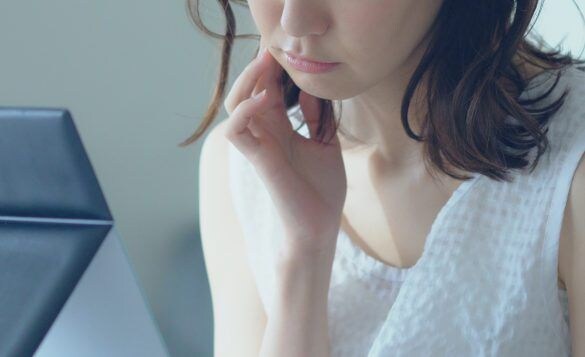 目の上の虫にさされ赤く腫れ上がる