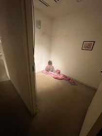 部屋の隅に、泥だらけのウサギの着ぐるみが…「突然動いたら」と想像してゾッ。話題の展示で恐怖体験
