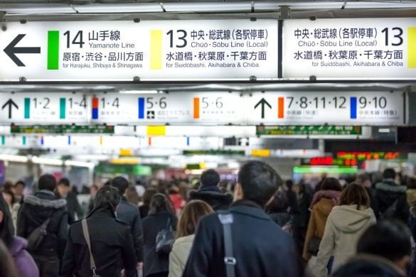  駅から出るだけで疲れ果てそうな新宿駅