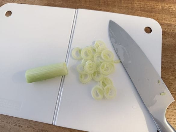 切った野菜がこぼれない！ セリアの110円「折りたたみまな板」が便利すぎて、メインのまな板より出番が増えそう