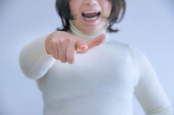 怒る女性