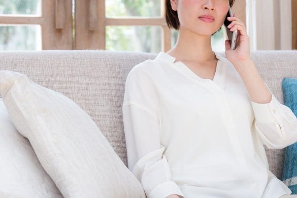 女性　電話　不機嫌