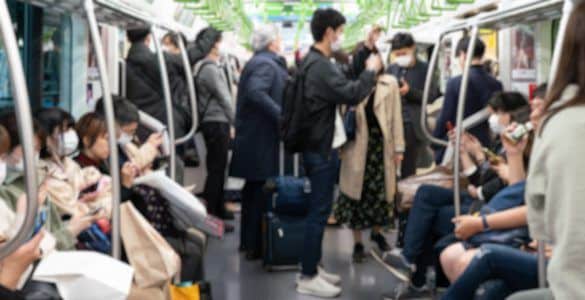 電車内で登山帰りの高齢女性2人組が“まさかの行為”。リュックを使って…/びっくり体験人気記事BEST