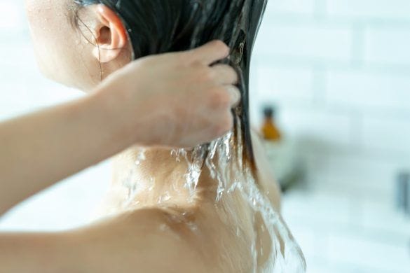シャワー・シャンプー・女性