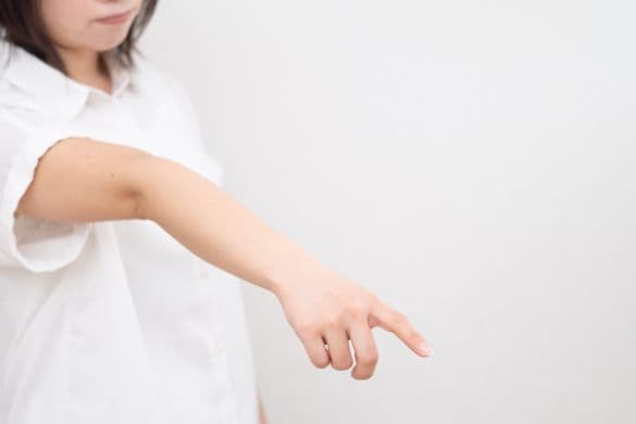 注意する　指をさす　非難する　女性