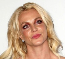 米お騒がせ歌姫の息子たちがすっかりイケメンに成長。ファッションショーでひときわ視線集める