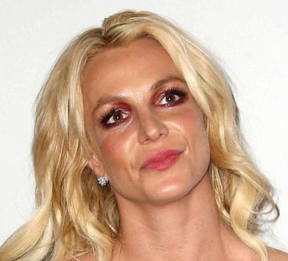 米お騒がせ歌姫の息子たちがすっかりイケメンに成長。ファッションショーでひときわ視線集める
