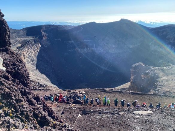 剣ヶ峰の行列。登頂写真撮影で1時間近く並ぶことも（著者撮影）